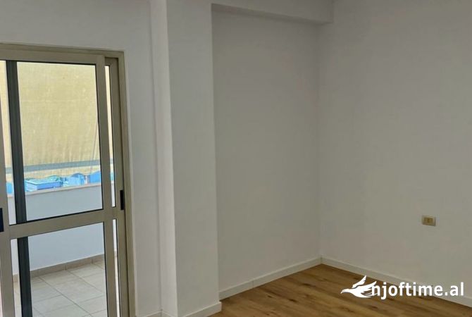 Ambient biznesi me qera 3+1 ne Tirane - 1,200 Euro