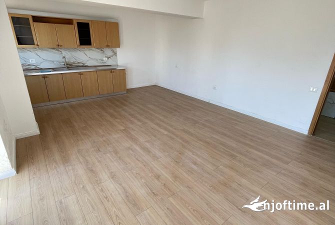 Ambient biznesi me qera 3+1 ne Tirane - 800 Euro