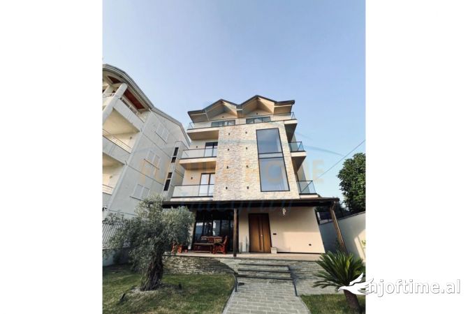 Shtepi me qera 7+1 ne Tirane - 2,500 Euro