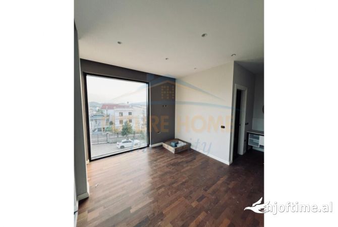 Shtepi me qera 7+1 ne Tirane - 2,500 Euro