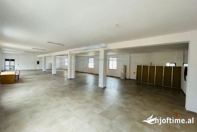 Ambient biznesi me qera 3+1 ne Tirane - 1,100 Euro