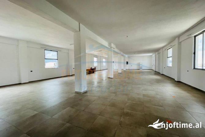 Ambient biznesi me qera 3+1 ne Tirane - 1,100 Euro