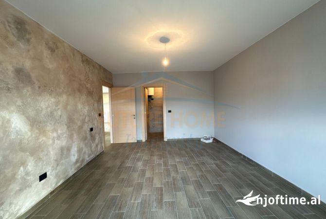 Shtepi ne shitje Apartament ne Tirane, 4+1, Mobilimi Bosh, pa mobiluar, Pagesa 250,000  Euro.