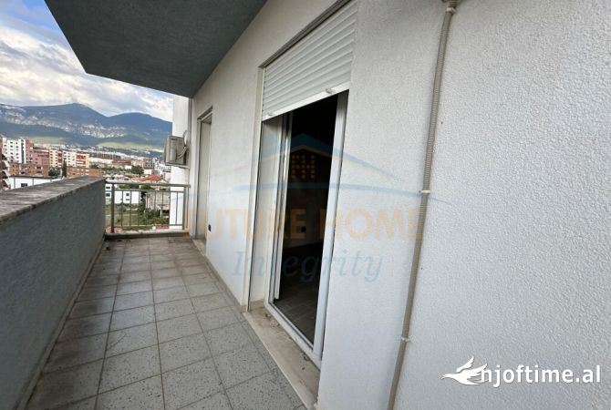 Shtepi ne shitje Apartament ne Tirane, 4+1, Mobilimi Bosh, pa mobiluar, Pagesa 250,000  Euro.
