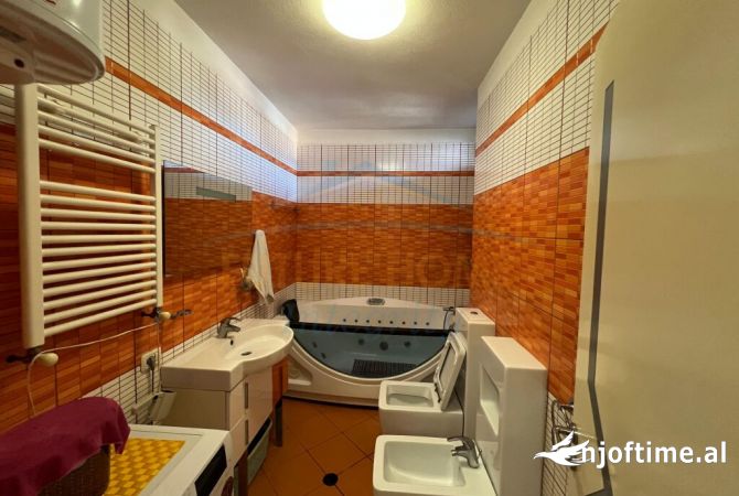 Shtepi ne shitje Apartament ne Tirane, 3+1, Mobilimi E mobiluar, Pagesa 230,000  Euro.