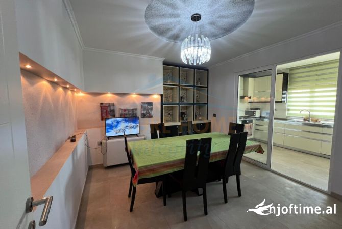 Shtepi ne shitje Apartament ne Tirane, 3+1, Mobilimi E mobiluar, Pagesa 230,000  Euro.