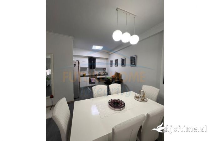 Shtepi ne shitje Apartament ne Tirane, 3+1, Mobilimi E mobiluar, Pagesa 160,000  Euro.