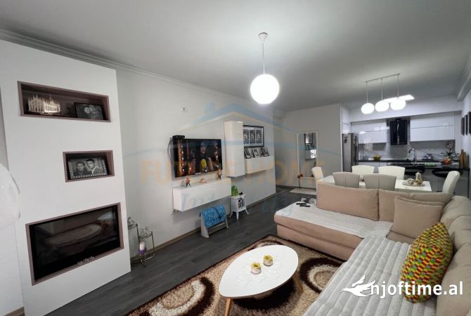 Shtepi ne shitje Apartament ne Tirane, 3+1, Mobilimi E mobiluar, Pagesa 160,000  Euro.