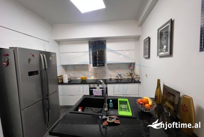 Shtepi ne shitje Apartament ne Tirane, 3+1, Mobilimi E mobiluar, Pagesa 160,000  Euro.
