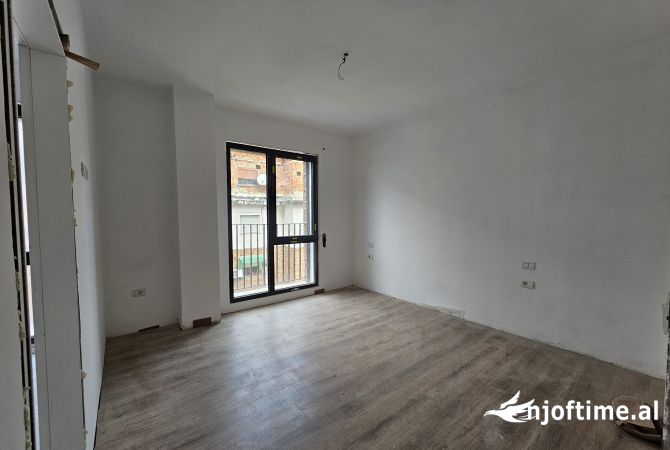 Shtepi ne shitje Apartament ne Tirane, 2+1, Mobilimi Bosh, pa mobiluar, Pagesa 211,365  Euro.