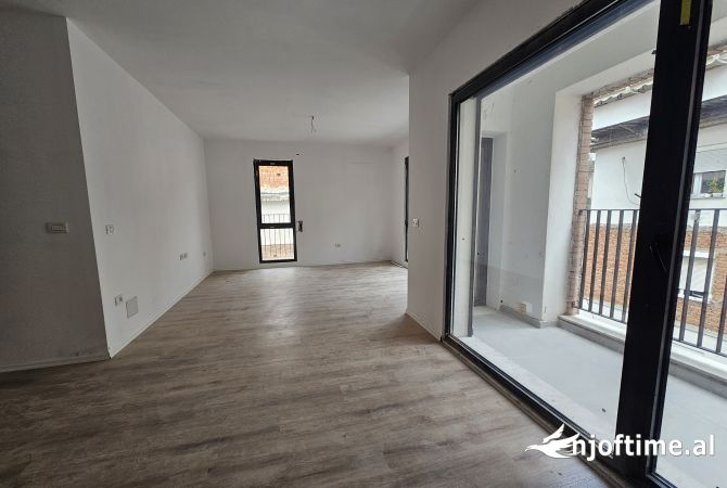 Shtepi ne shitje Apartament ne Tirane, 2+1, Mobilimi Bosh, pa mobiluar, Pagesa 211,365  Euro.