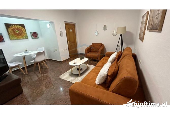 Shtepi me qera Apartament ne Tirane, 2+1, Mobilimi E mobiluar, Pagesa 650  Euro.