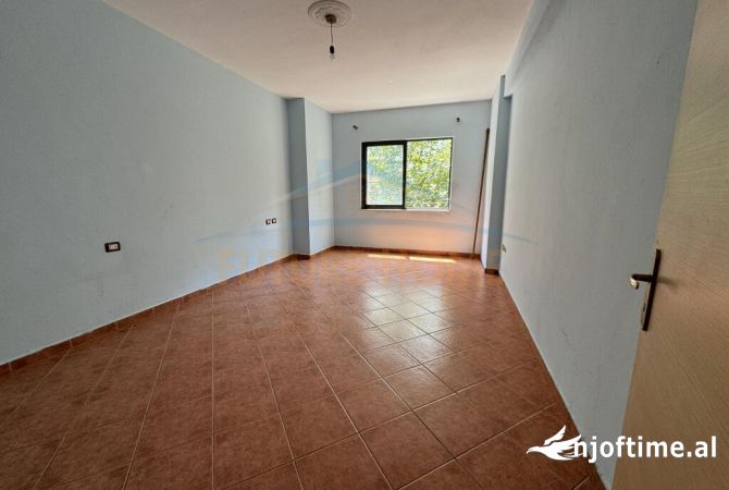 Shtepi ne shitje Apartament ne Tirane, 2+1, Mobilimi Pjeserisht e mobiluar, Pagesa 120,000  Euro.