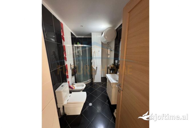 Shtepi ne shitje Apartament ne Tirane, 2+1, Mobilimi E mobiluar, Pagesa 203,000  Euro.