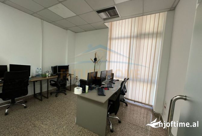 Ambient biznesi me qera 3+1 ne Tirane - 5,108 Euro
