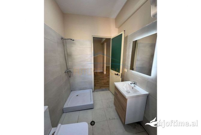 Shtepi ne shitje Apartament ne Tirane, 2+1, Mobilimi Bosh, pa mobiluar, Pagesa 115,000  Euro.