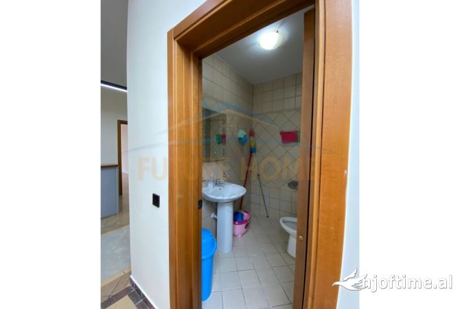 Ambient biznesi me qera 3+1 ne Tirane - 4,500 Euro