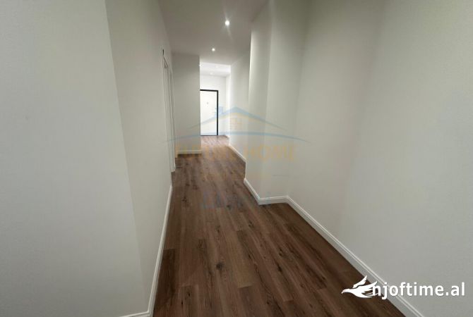 Shtepi ne shitje Apartament ne Tirane, 4+1, Mobilimi Bosh, pa mobiluar, Pagesa 520,000  Euro.