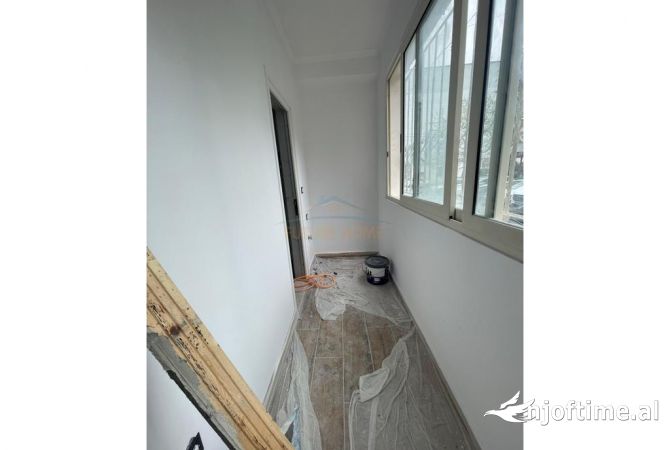 Shtepi ne shitje Apartament ne Tirane, Garsoniere, Mobilimi Bosh, pa mobiluar, Pagesa 60,000  Euro.