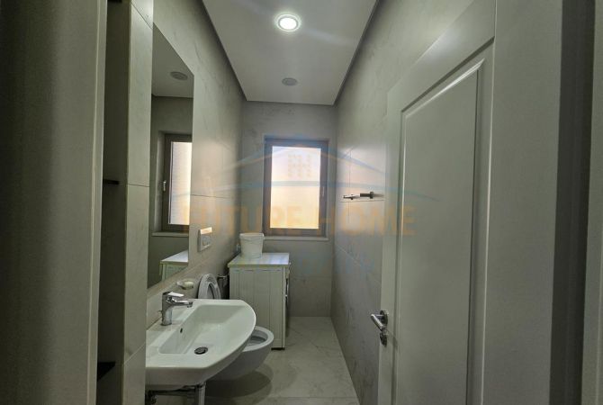 Shtepi me qera Apartament ne Tirane, 3+1, Mobilimi E mobiluar, Pagesa 800  Euro.