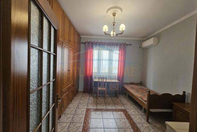 Shtepi me qera Apartament ne Tirane, 3+1, Mobilimi E mobiluar, Pagesa 800  Euro.