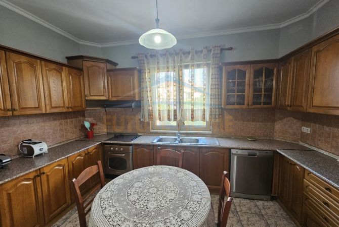 Shtepi me qera Apartament ne Tirane, 3+1, Mobilimi E mobiluar, Pagesa 800  Euro.