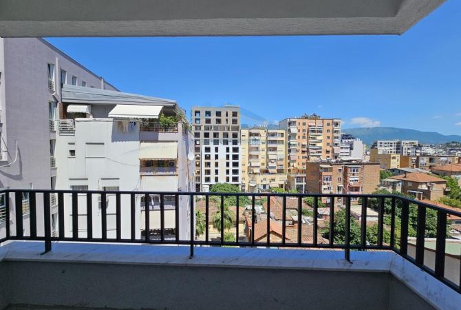Ambjent biznesi me qera 3+1 ne Tirane - 750 Euro