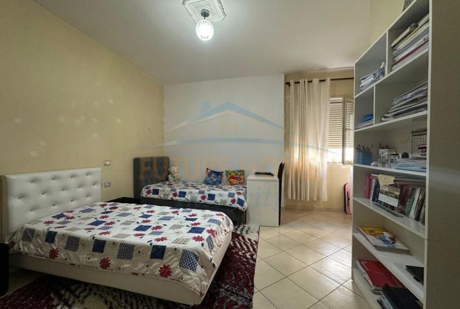 Shtepi ne shitje Apartament ne Tirane, 3+1, Mobilimi E mobiluar, Pagesa 115,000  Euro.
