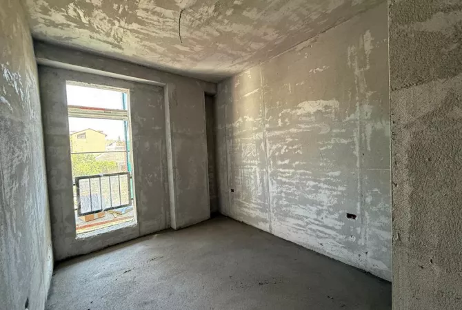 Shtepi ne shitje Apartament ne Tirane, 3+1, Mobilimi Bosh, pa mobiluar, Pagesa 229,000  Euro.