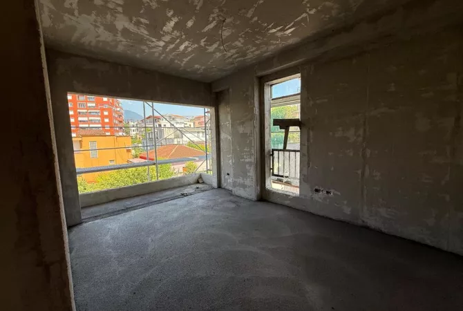 Shtepi ne shitje Apartament ne Tirane, 3+1, Mobilimi Bosh, pa mobiluar, Pagesa 229,000  Euro.