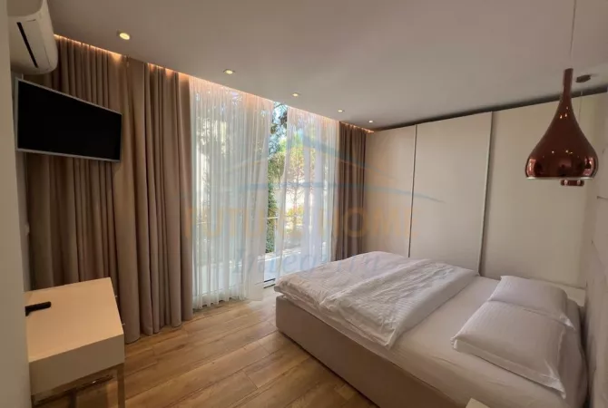 Shtepi ne shitje Vila Luksoze ne Durres, 3+1, Mobilimi E mobiluar, Pagesa 750,000  Euro.