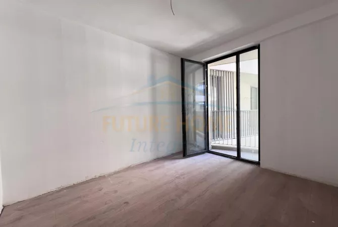 Shtepi ne shitje Apartament ne Tirane, 3+1, Mobilimi Bosh, pa mobiluar, Pagesa 334,400  Euro.