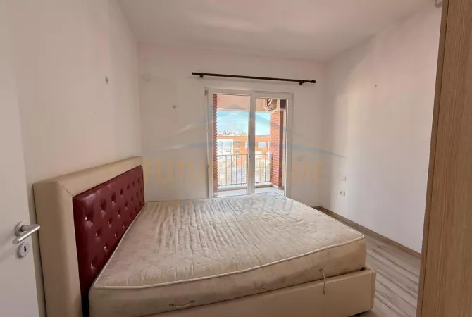 Shtepi ne shitje Apartament ne Tirane, 3+1, Mobilimi Pjeserisht e mobiluar, Pagesa 236,000  Euro.