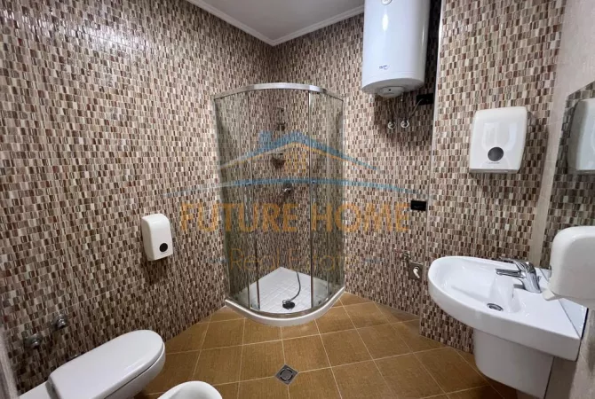 Ambient biznesi me qera 3+1 ne Tirane - 2,700 Euro