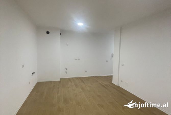 Shtepi ne shitje Apartament ne Tirane, 2+1, Mobilimi Pjeserisht e mobiluar, Pagesa 105,000  Euro.