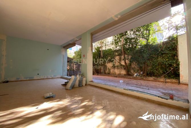 JEPET ME QIRA AMBIENT KOMERCIAL 243 m2 PRANE COIN!