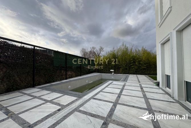 Shtepi ne shitje Vila Luksoze ne Tirane, 4+1, Mobilimi E mobiluar, Pagesa 2,300,000  Euro.