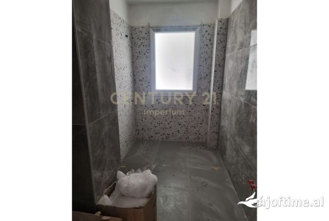 Shtepi ne shitje Apartament ne Tirane, 2+1, Mobilimi Bosh, pa mobiluar, Pagesa 139,400  Euro.