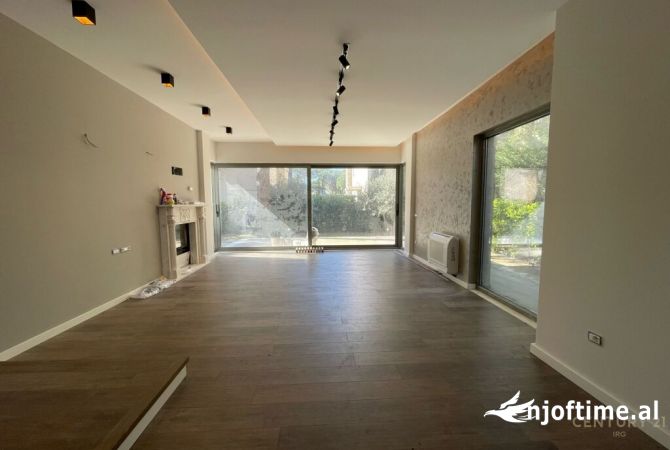 Shtepi ne shitje Vila Luksoze ne Durres, 3+1, Mobilimi Bosh, pa mobiluar, Pagesa 700,000  Euro.