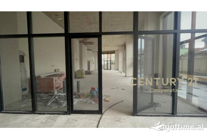 Ambiente Commerciale in Vendita 1+1 a Tirana - 726,000 Euro