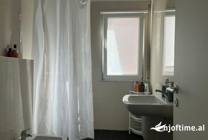 Shtepi me qera Apartament ne Tirane, 2+1, Mobilimi E mobiluar, Pagesa 650  Euro.