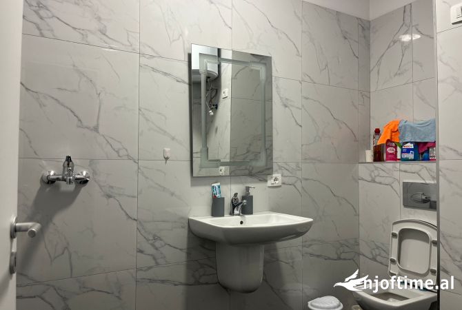 Shtepi me qera Apartament ne Tirane, 2+1, Mobilimi E mobiluar, Pagesa 650  Euro.