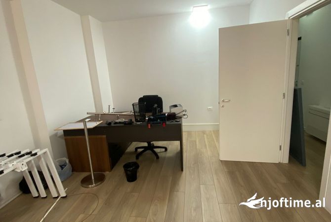 Ambient biznesi me qera 3+1 ne Tirane - 2,500 Euro