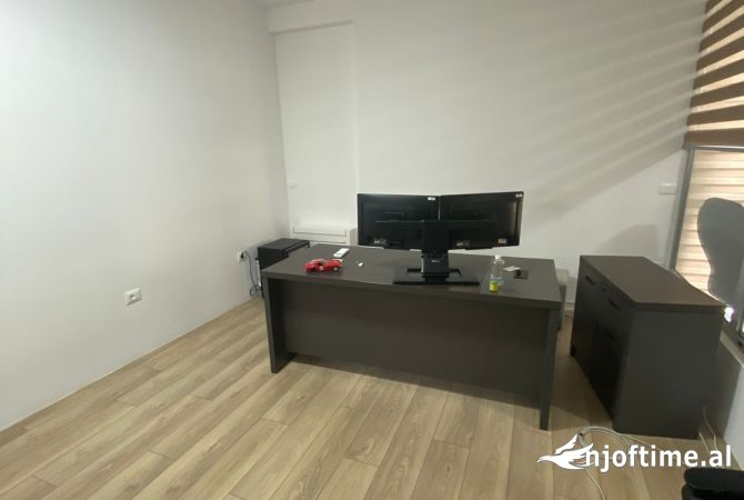 Jepet ambient me qira tek Ministria e Arsimit, Rruga e Kavajes, Rruga e Durresit