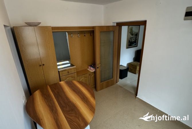 Shtepi me qera Vila Luksoze ne Tirane, 4+1, Mobilimi E mobiluar, Pagesa 750  Euro.