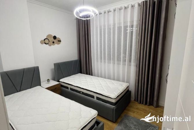 Shtepi ne shitje Apartament ne Tirane, 2+1, Mobilimi E mobiluar, Pagesa 126,000  Euro.