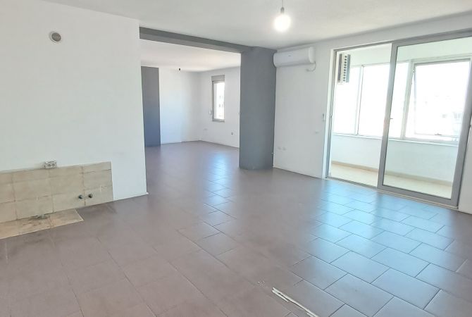 Business Property for Rent 3+1 in Tirana - 700 Euro