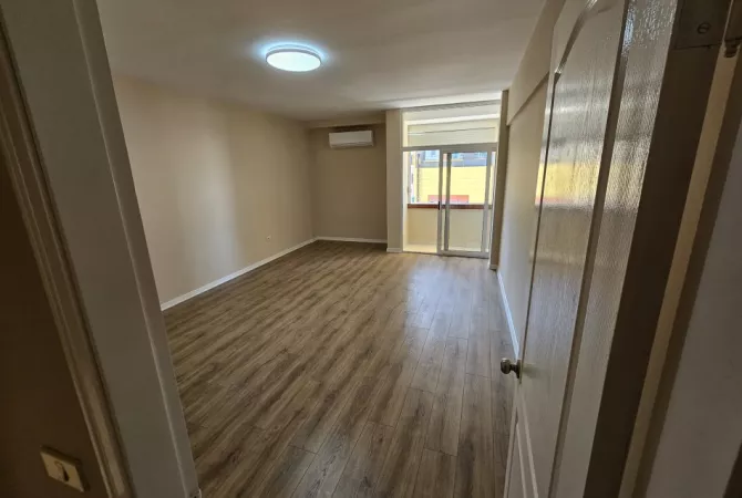 Ambient biznesi me qera 3+1 ne Tirane - 1,300 Euro