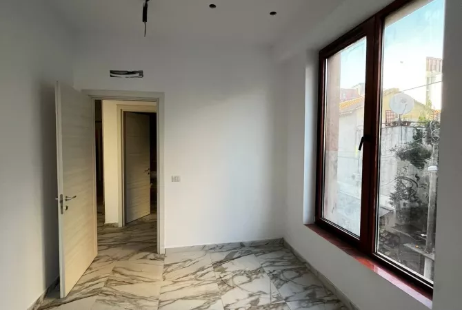 Ambient biznesi me qera 3+1 ne Tirane - 1,500 Euro