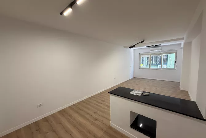 Ambiente Commerciale in Affitto 3+1 a Tirana - 750 Euro